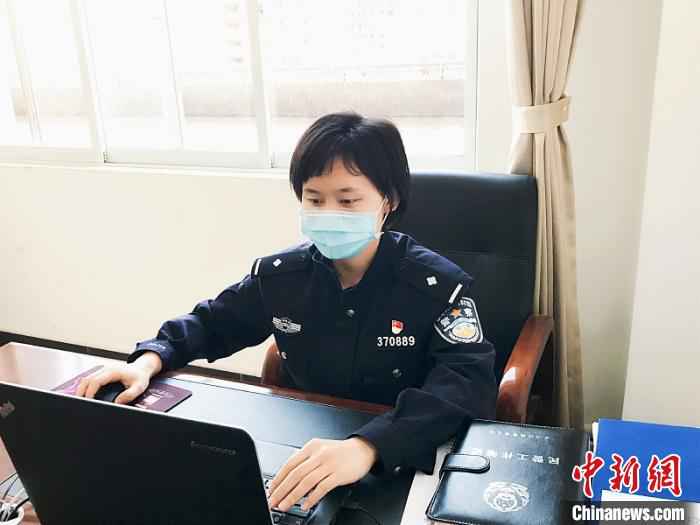 图为派出所民警肖凤菊在内勤室统计数据报表。 文山边境管理支队供图 中越边境线上绽放的铿锵警花